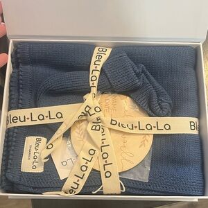 Bleu la la baby blanket & hat set with announcement sign